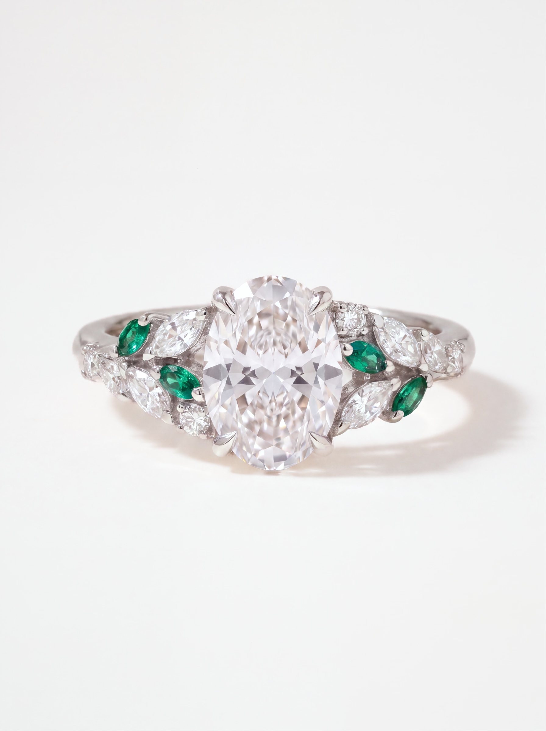 Bague de fiançailles diamant ovale et émeraudes