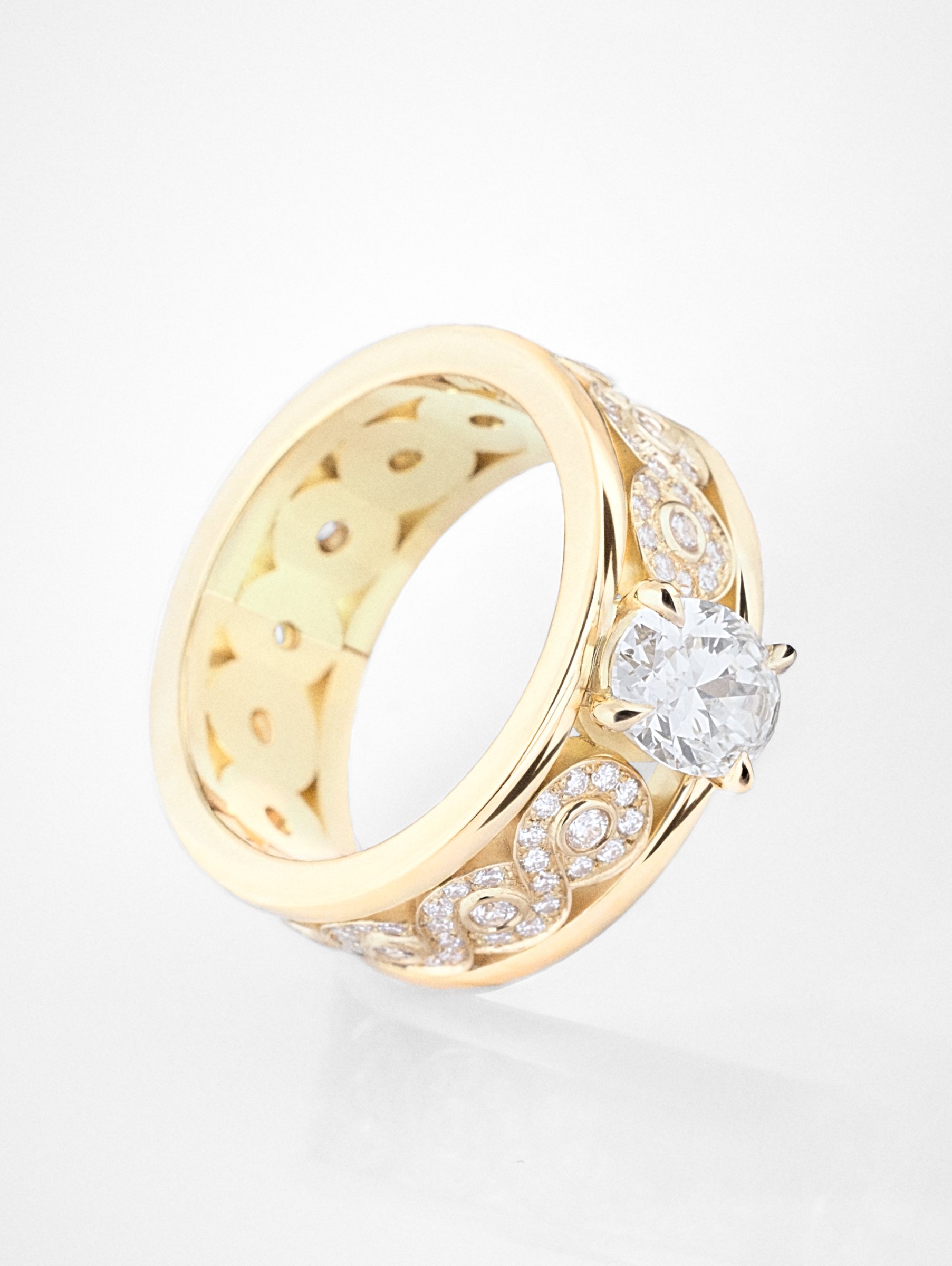 Bague or jaune ajourée sertie d’un diamant
