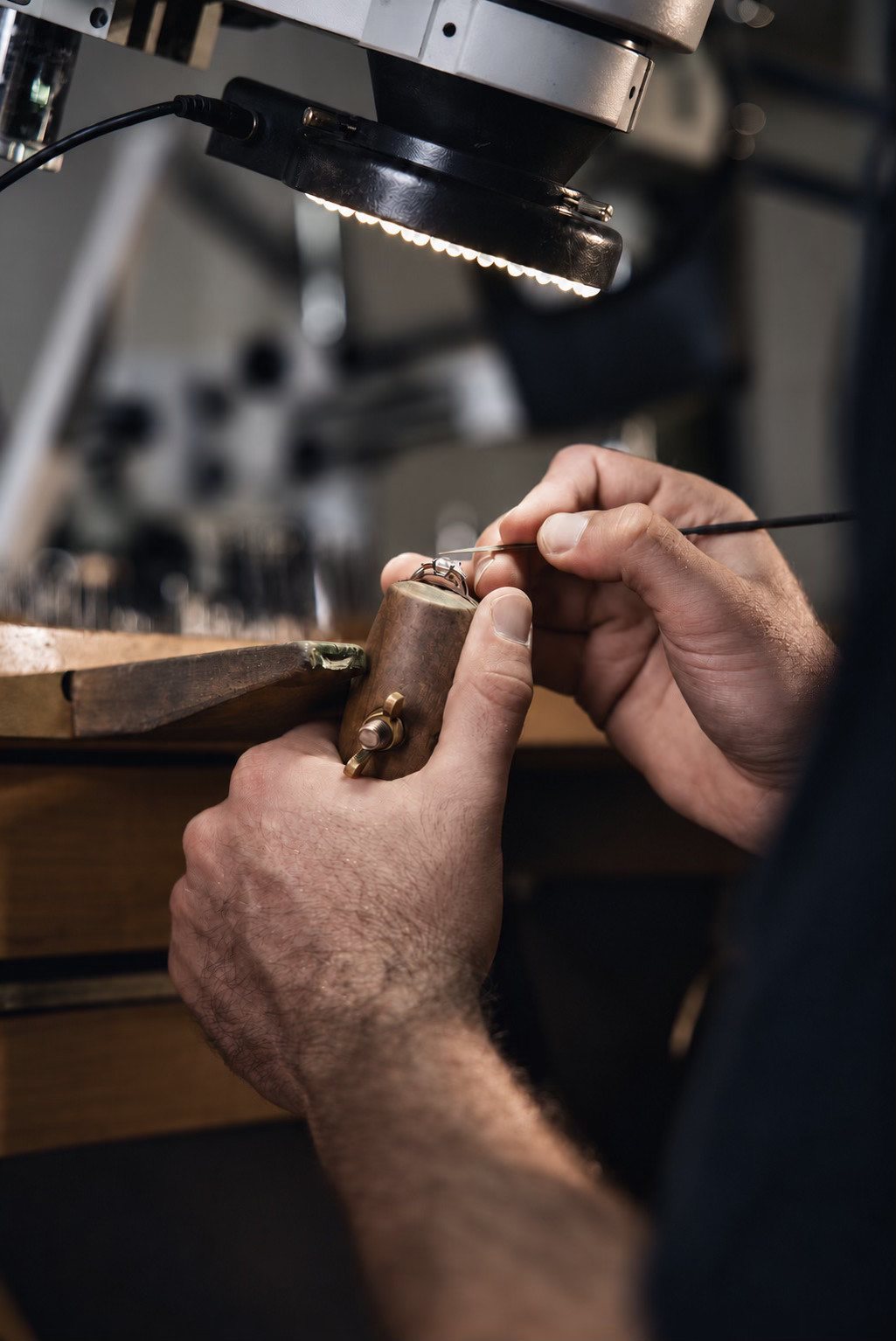 Joaillier travaillant une bague à l’établi de l’atelier Guesclin