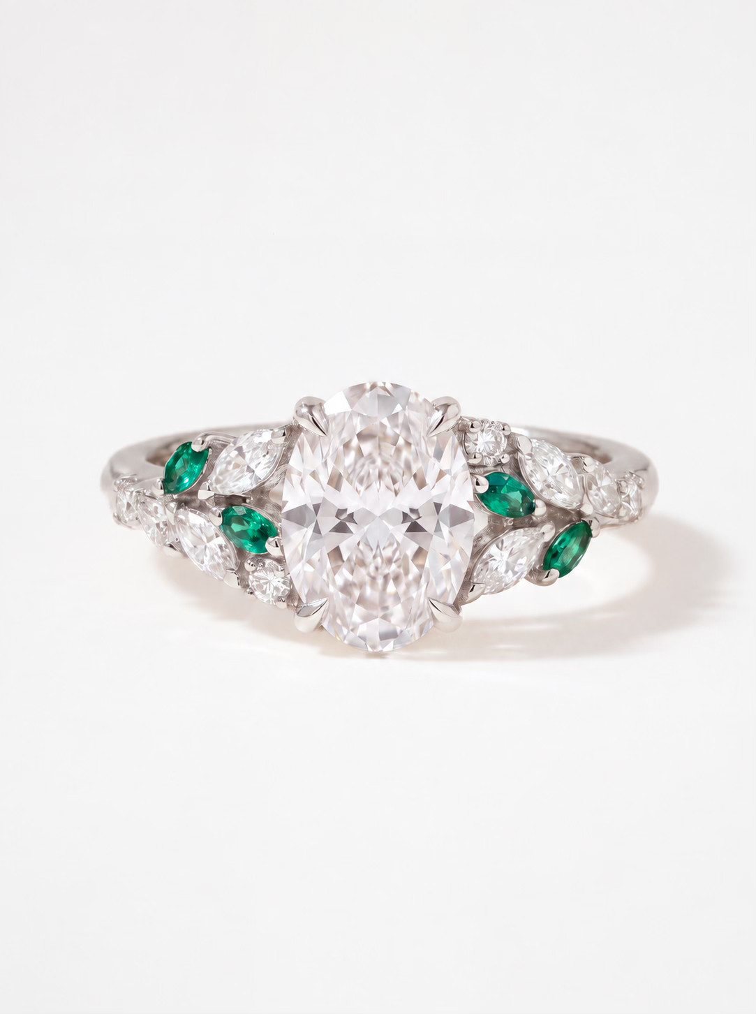 Bague diamant ovale et émeraudes